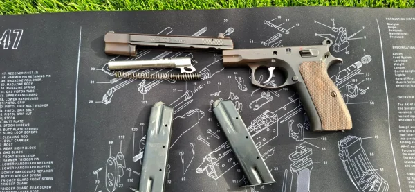 CZ 75B: Ikona, Którą Musisz Mieć w Swojej Kolekcji!