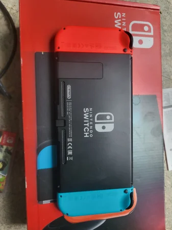 Konsola Nintendo Switch V2 i gra Super Mario Odyssey praktycznie nowa - zdjęcie 2