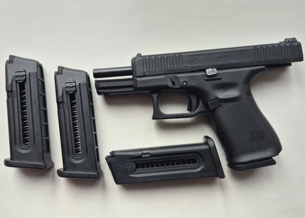 Glock 44 kal. 22LR plus 4 magazynki